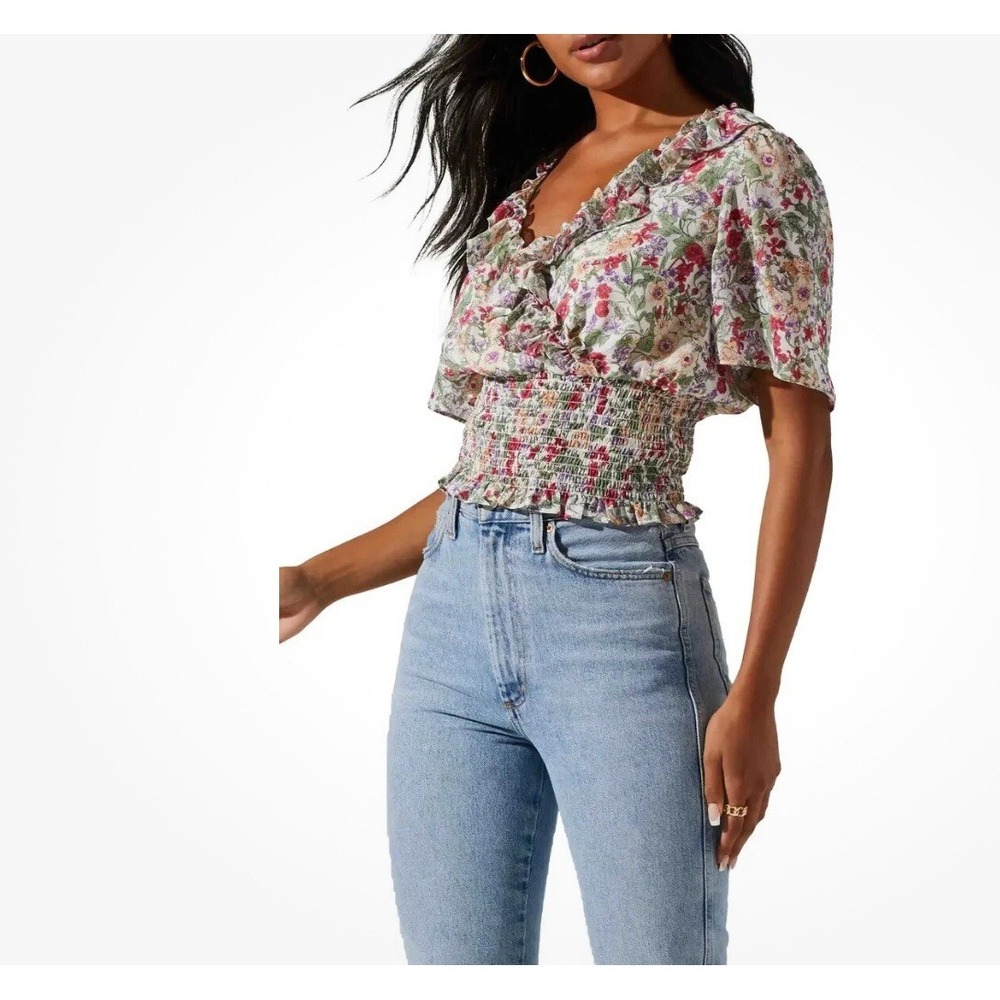 NWT ASTR THE LABEL Top Women's MEDIUM Ivory Coral Floral Ruffle Surplice Smocked